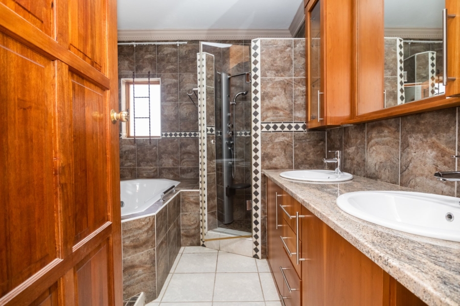 5 Bedroom Property for Sale in Birdwood Estate North West